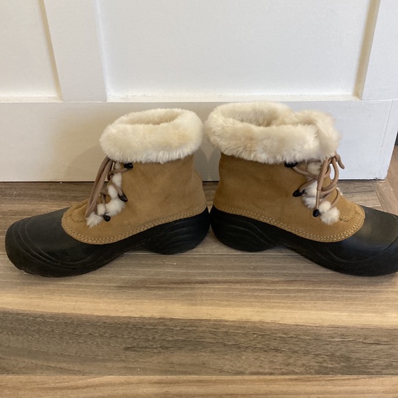 Women’s size 8 like new Columbia Sierra Blizzard boots about 8”tall - Picture 2 of 8